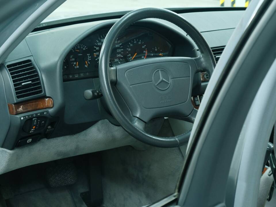 Bild 35/50 von Mercedes-Benz 300 SE (1992)