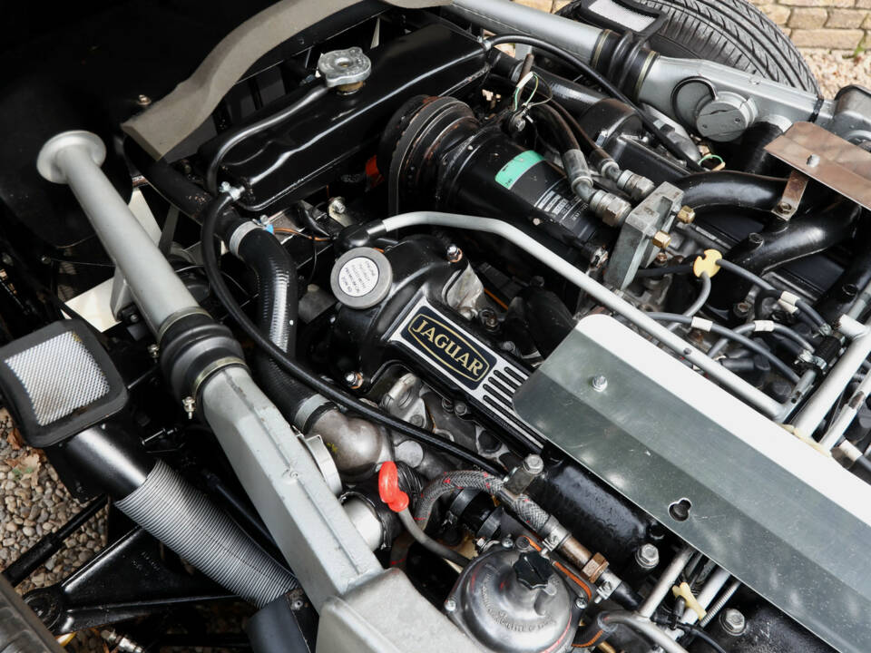 Image 42/50 of Jaguar E-Type V12 (1974)