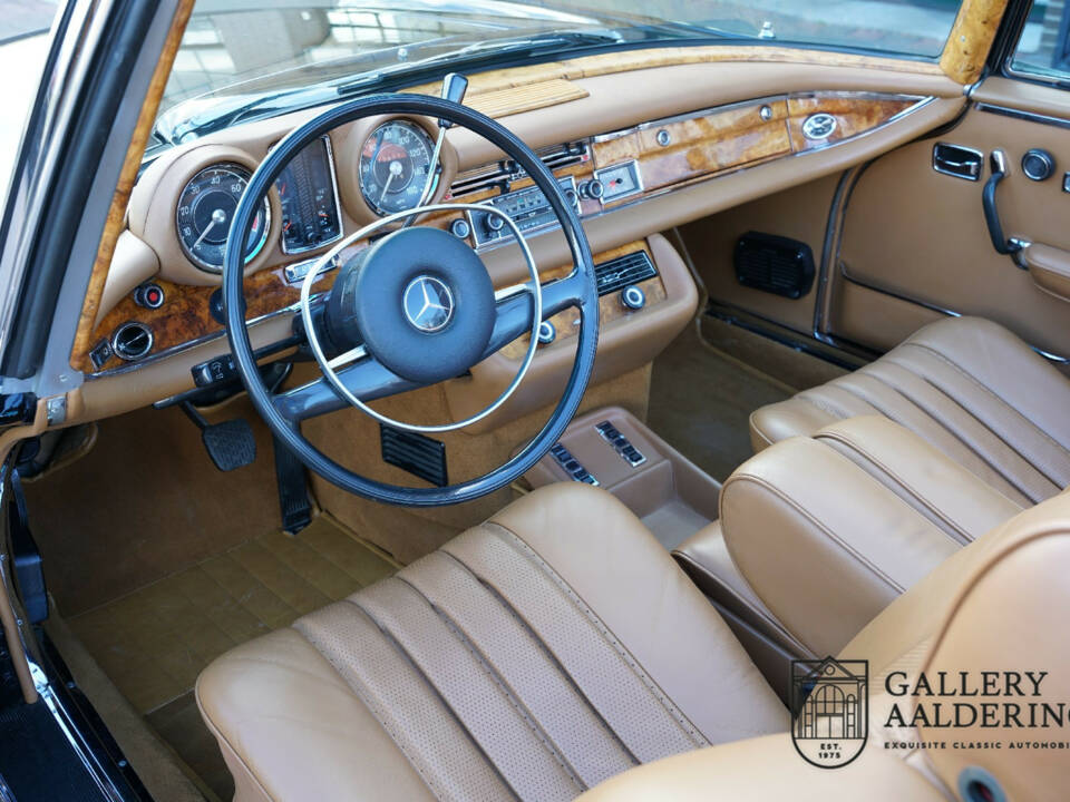 Image 23/50 de Mercedes-Benz 280 SE 3,5 (1971)