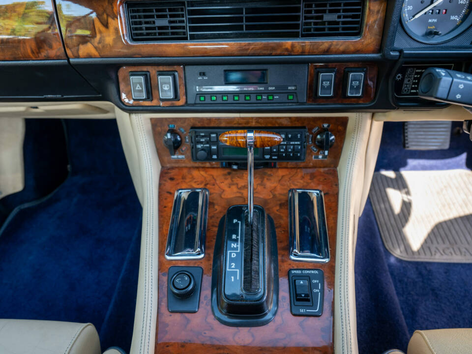 Image 9/11 of Jaguar XJS 5.3 V12 (1990)