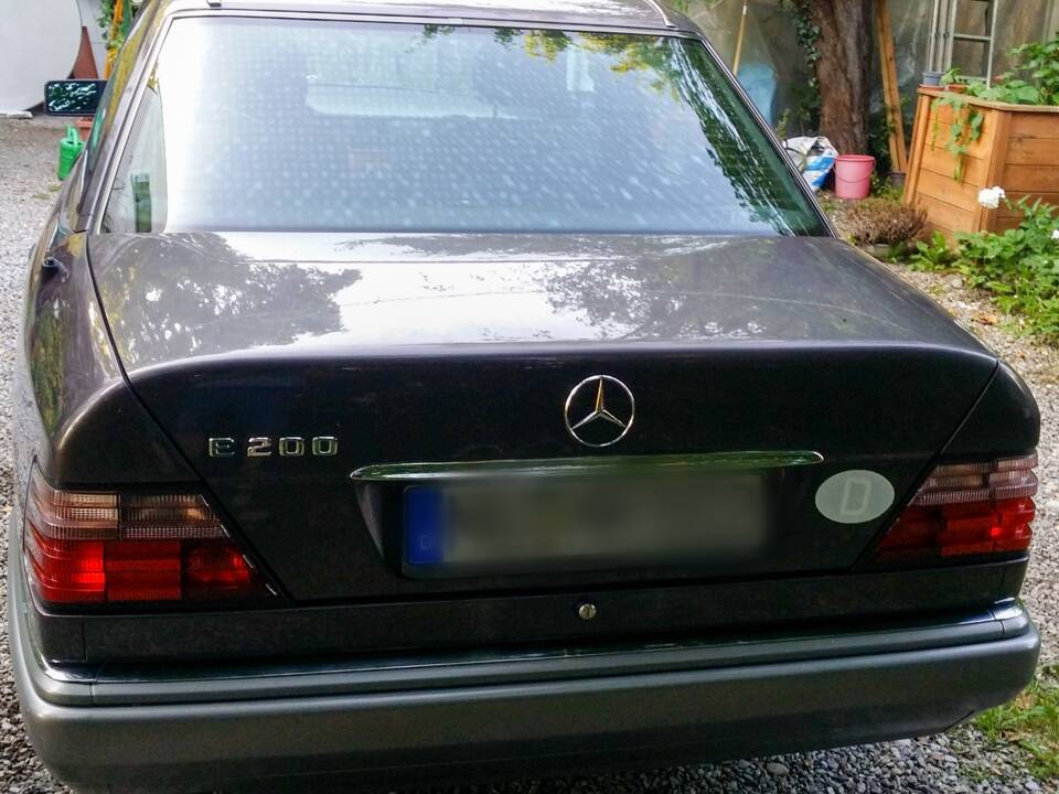 Direkte Heckansicht mit Modellschriftzug E 200