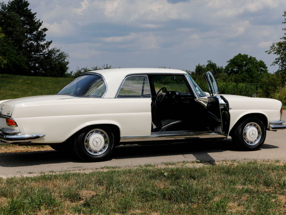 Image 23/50 of Mercedes-Benz 280 SE 3,5 (1970)