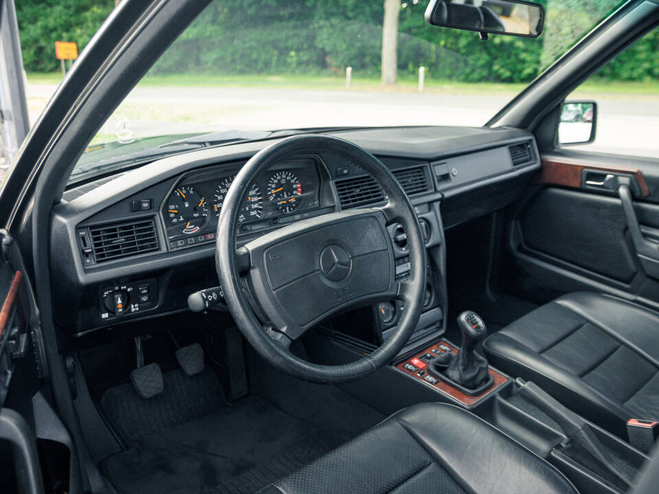 Bild 27/53 von Mercedes-Benz 190 E 2.5-16 (1991)