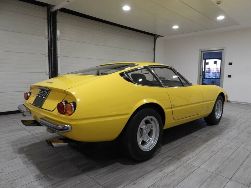 Image 3/15 of Ferrari 365 GTB&#x2F;4 Daytona (1974)