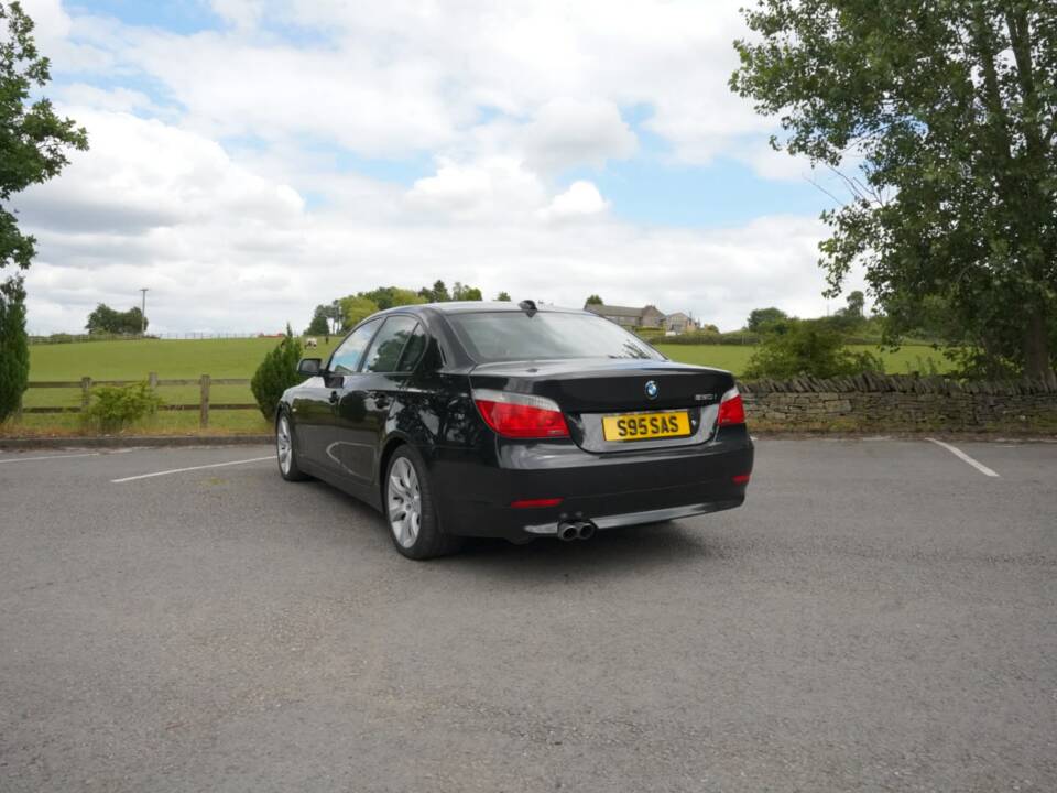 Bild 17/48 von BMW 550i (2006)