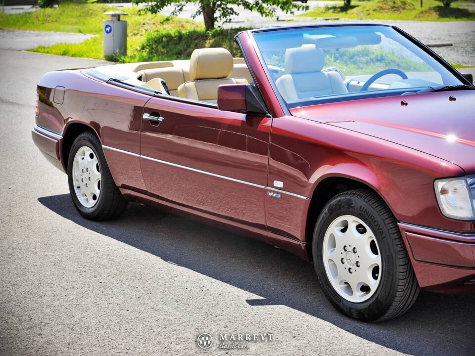 Bild 16/79 von Mercedes-Benz E 220 (1996)
