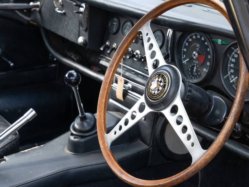 Image 4/40 de Jaguar Type E 4.2 (1966)
