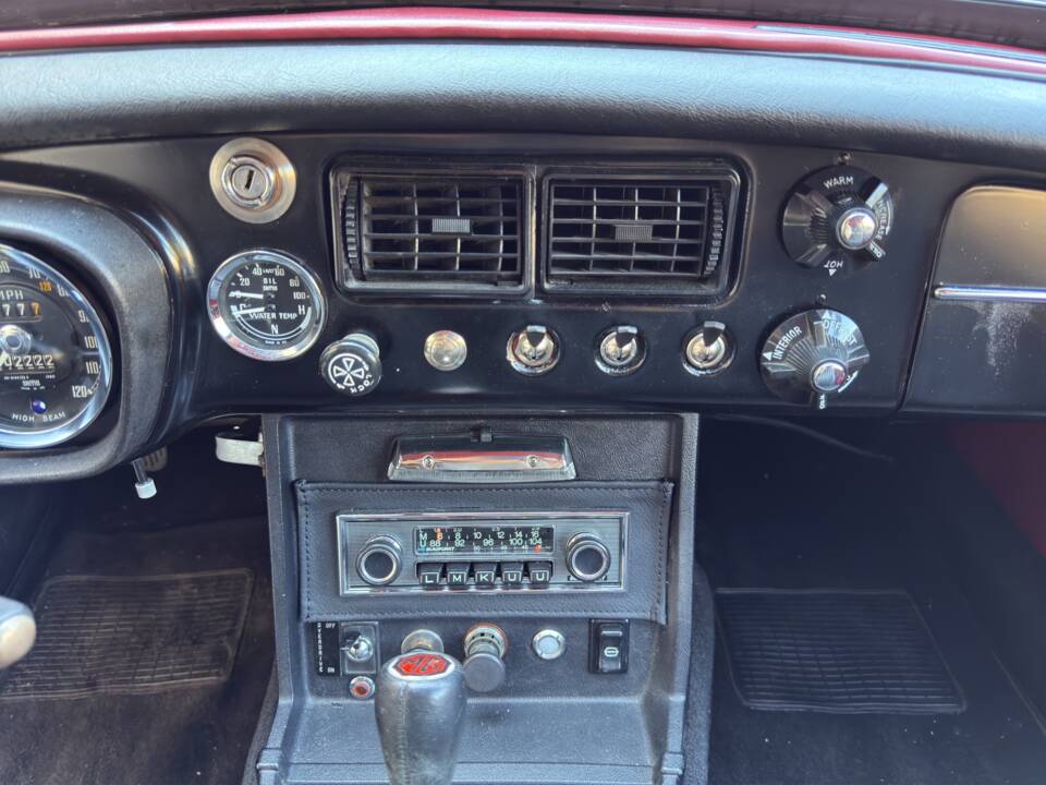 Image 17/23 de MG MGB GT (1972)
