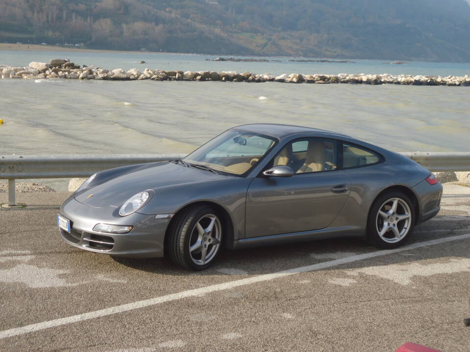 Image 2/28 of Porsche 911 Carrera (2006)