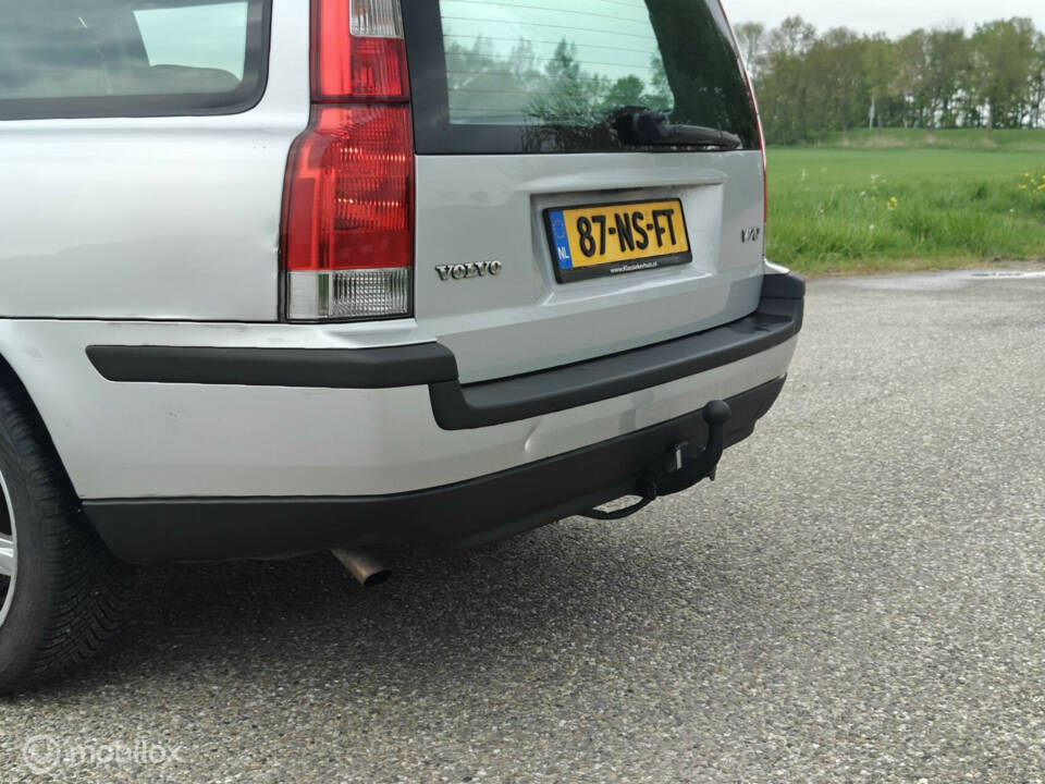 Bild 11/40 von Volvo V 70 2.4 (2004)