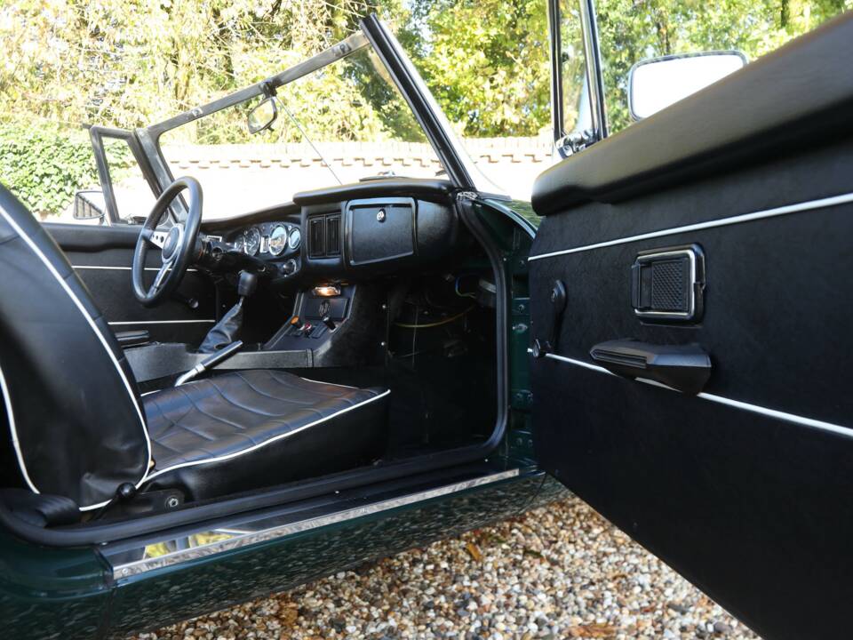 Image 30/50 of MG MGB (1974)