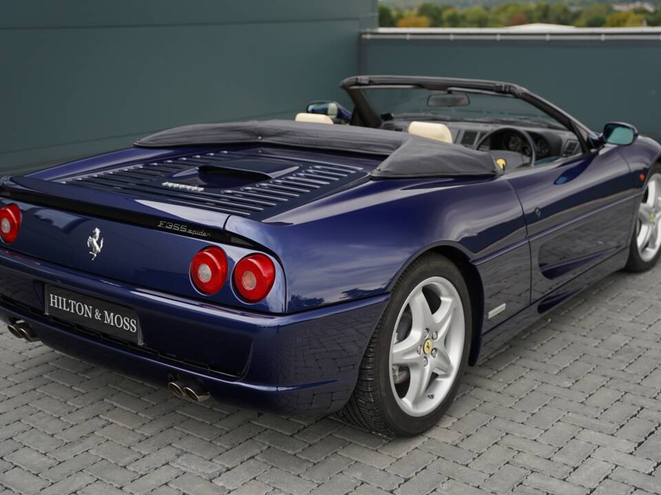 Image 32/50 de Ferrari F 355 Spider (1998)