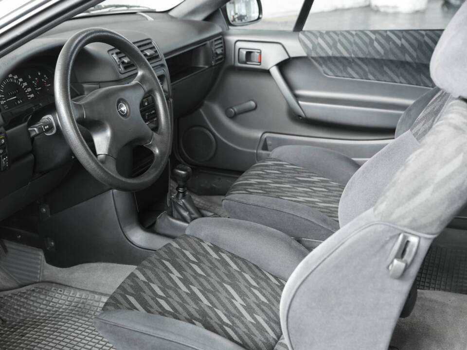 Bild 17/41 von Opel Calibra 2,0 (1991)