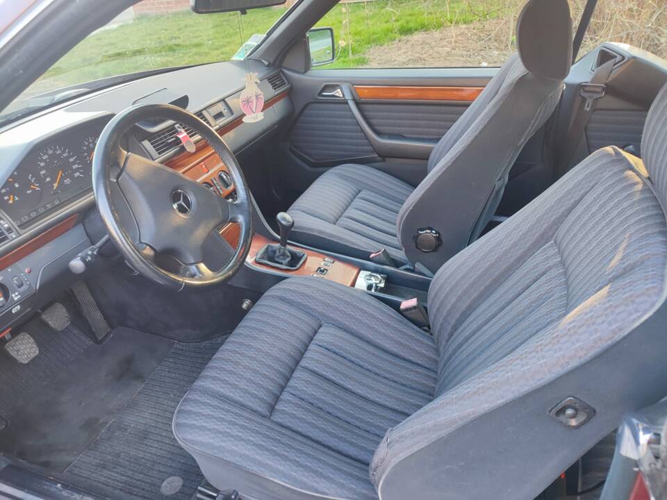 Image 5/5 of Mercedes-Benz 230 CE (1993)