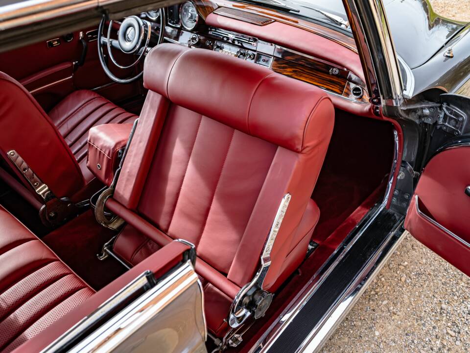 Image 34/86 of Mercedes-Benz 300 SE (1965)