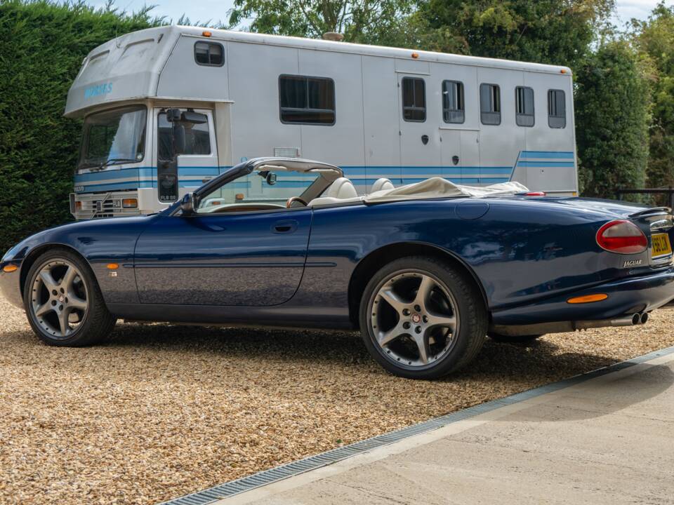 Image 42/50 of Jaguar XKR (2000)
