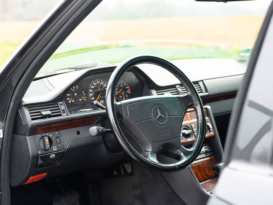 Bild 23/61 von Mercedes-Benz 500 E (1992)