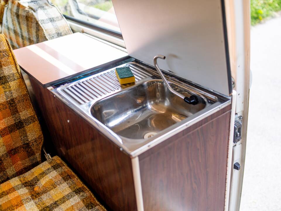 Image 13/47 of Volkswagen T2b Camper (1977)