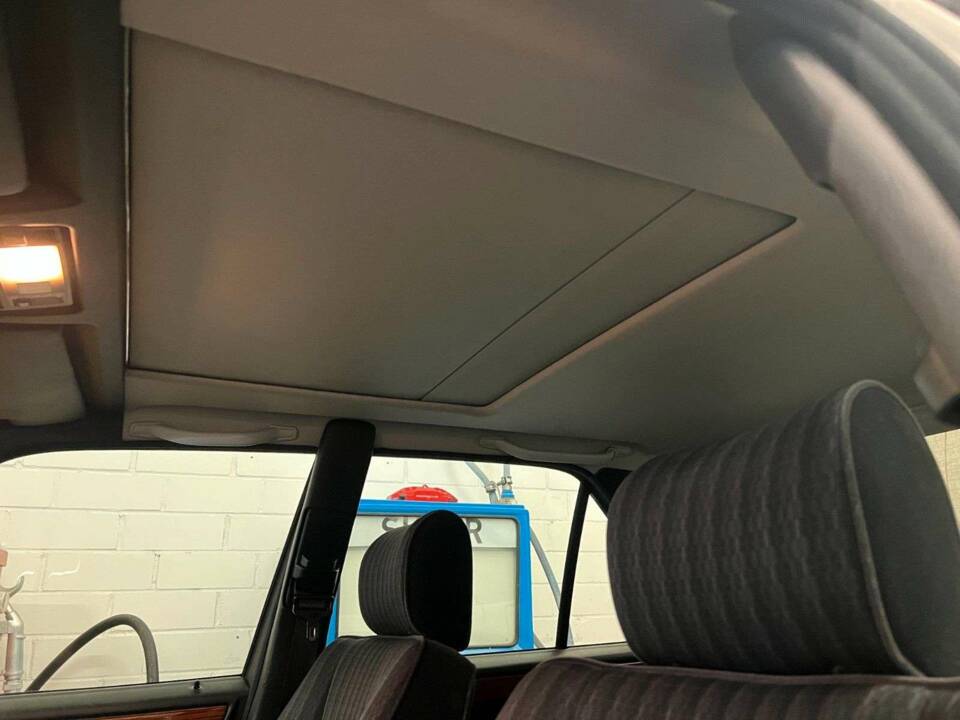 Image 12/18 de Mercedes-Benz E 200 (1993)