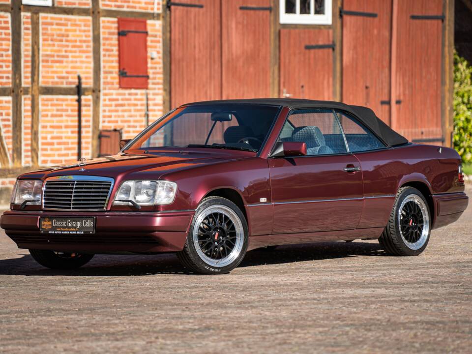 Bild 1/42 von Mercedes-Benz E 200 (1997)