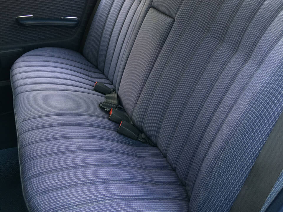 Image 11/13 of Mercedes-Benz 200 (1983)