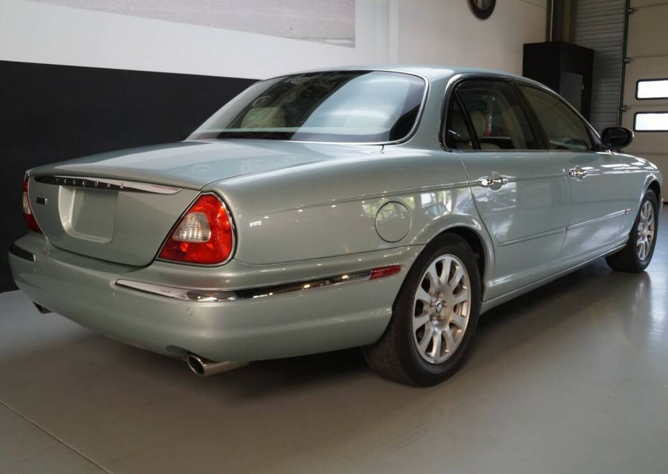 Image 35/46 of Jaguar XJ 8 4.2 (2004)