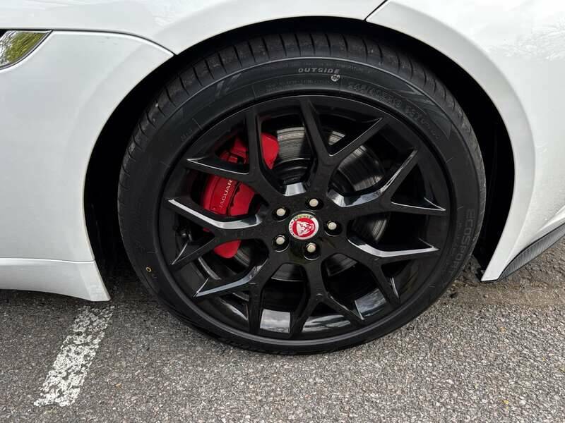 Image 42/50 of Jaguar F-Type (2014)