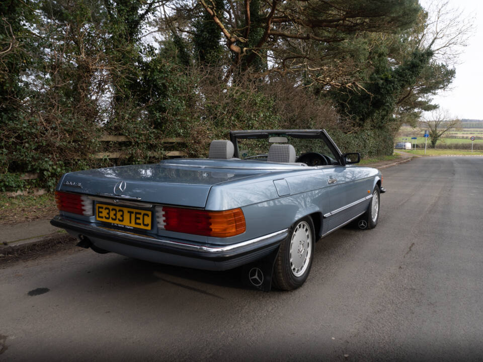 Immagine 6/27 di Mercedes-Benz 300 SL (1987)