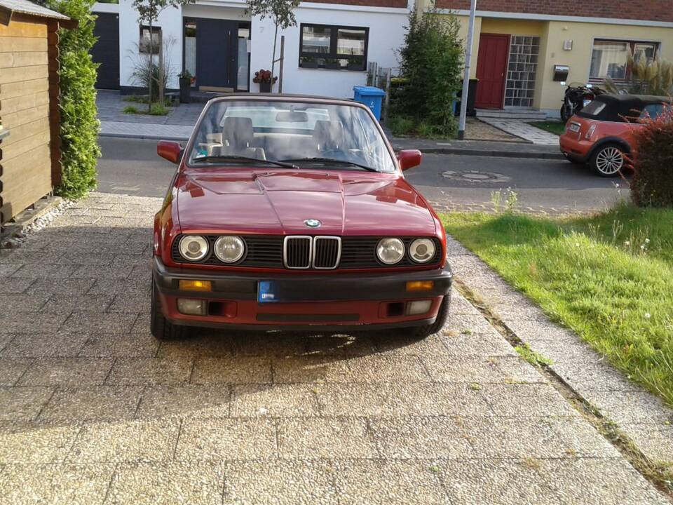 Image 7/7 of BMW 318i Touring (1992)