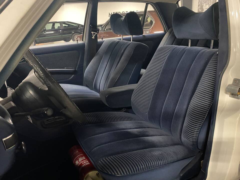 Imagen 26/27 de Mercedes-Benz 230 (1977)