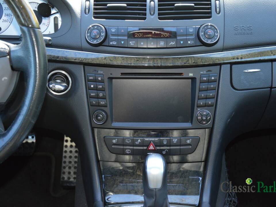 Image 37/50 of Mercedes-Benz E 500 T (2004)