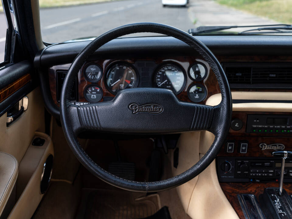 Image 16/23 of Daimler Double Six (1992)