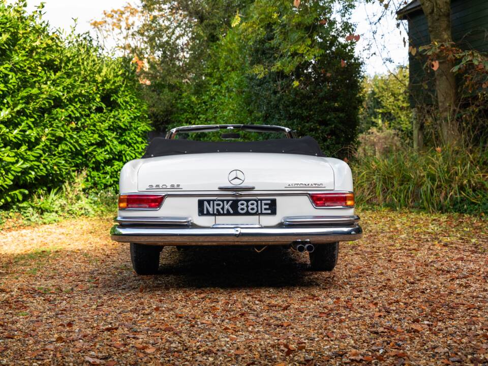 Image 26/46 de Mercedes-Benz 250 SE (1967)