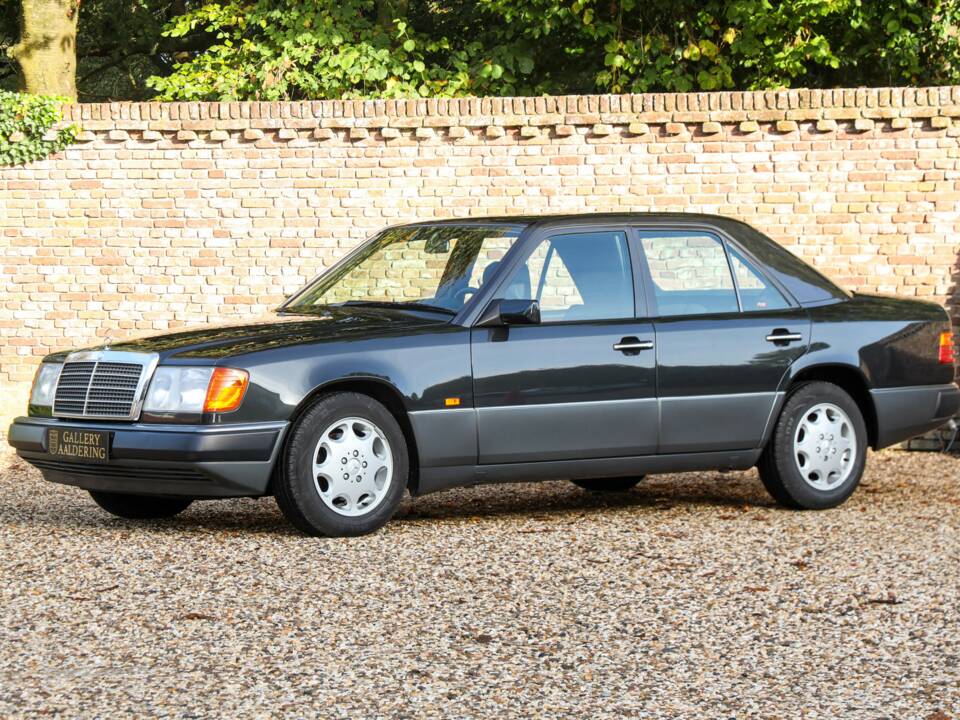 Image 22/50 of Mercedes-Benz 200 E (1992)