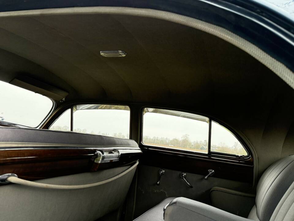 Image 12/24 of Cadillac de Ville Touring Sedan (1947)