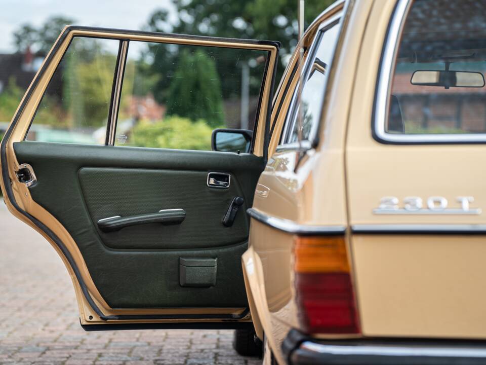 Image 49/53 de Mercedes-Benz 200 T (1982)