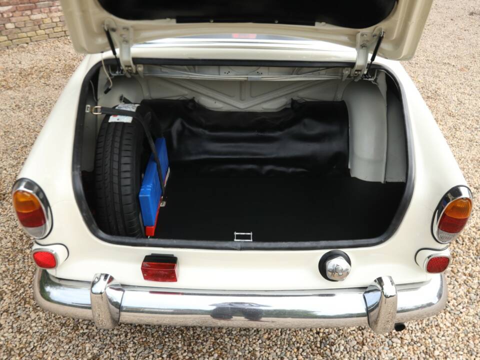 Image 31/50 of Volvo P 123 GT (1969)