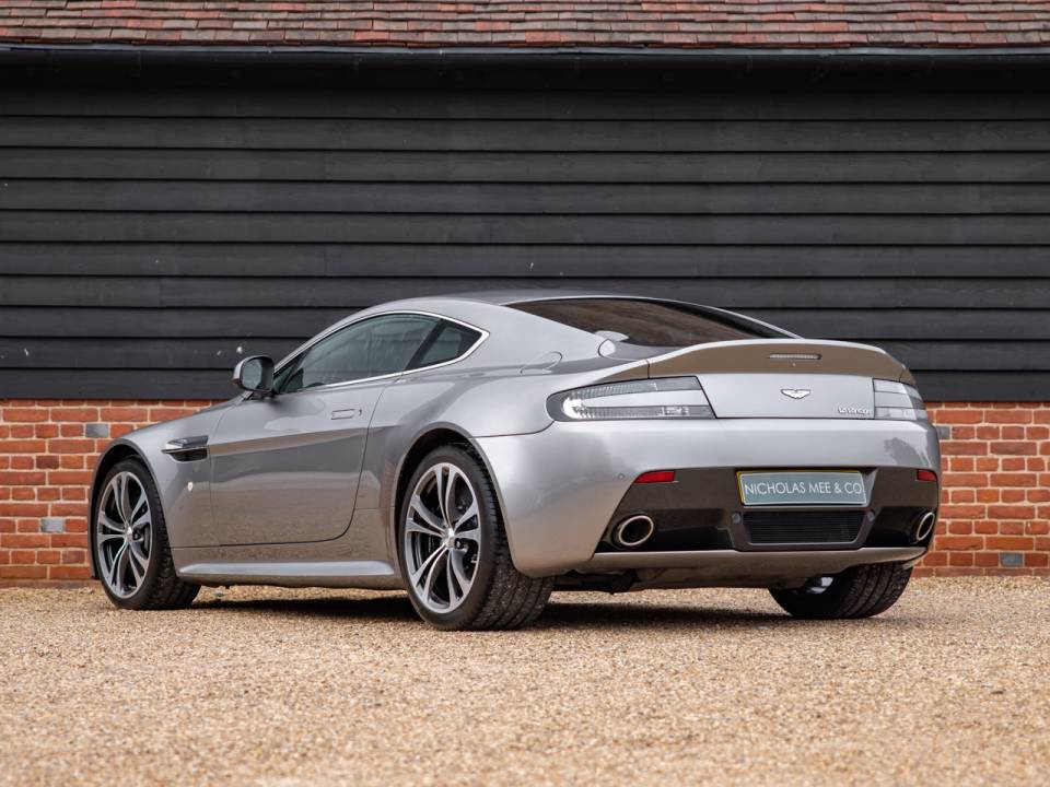 Immagine 3/50 di Aston Martin V12 Vantage (2011)