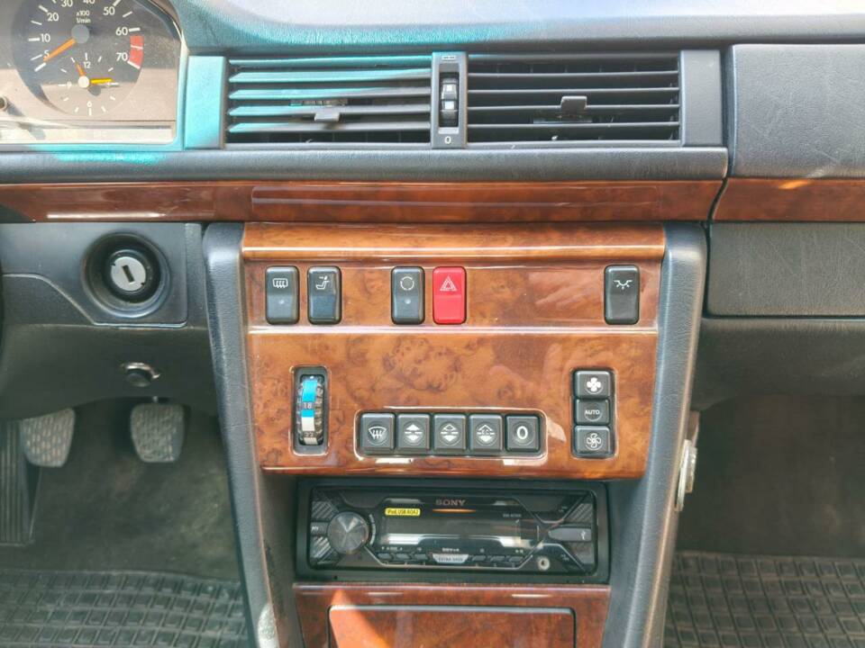 Image 15/35 of Mercedes-Benz E 200 (1995)