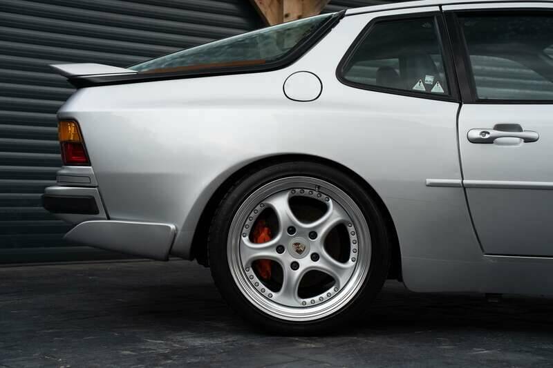 Immagine 26/50 di Porsche 944 Turbo (1990)
