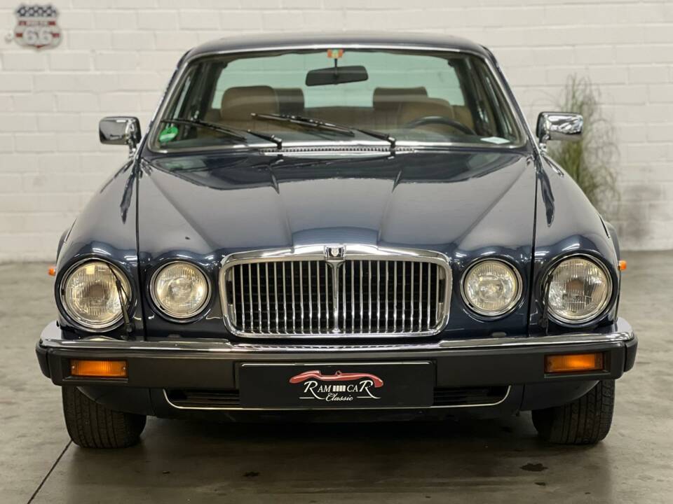 Image 11/22 of Jaguar XJ 12 (1988)