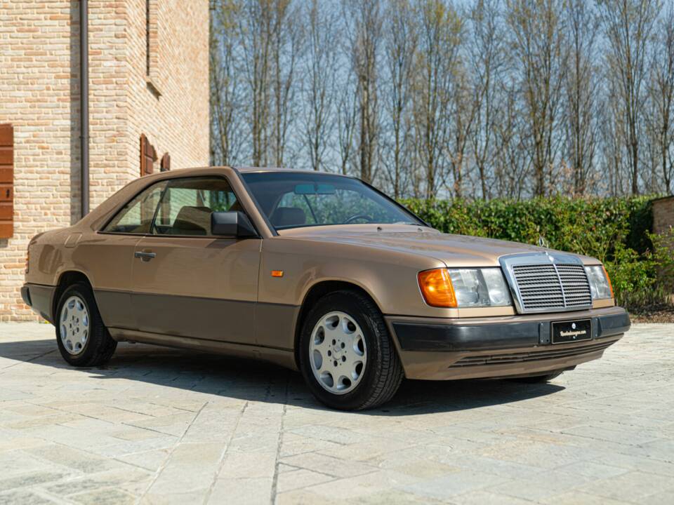 Image 2/46 de Mercedes-Benz 300 CE (1988)