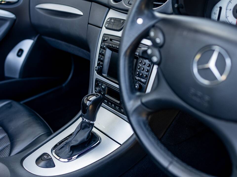 Image 45/50 of Mercedes-Benz CLK 55 AMG (2003)