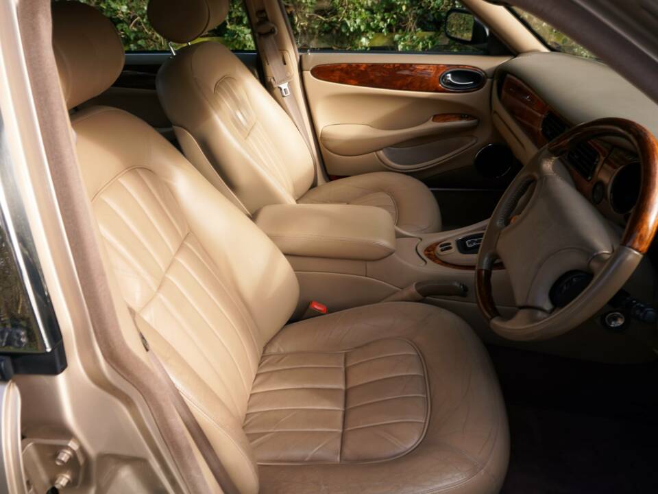 Image 9/19 of Jaguar XJ 8 Sovereign (1999)