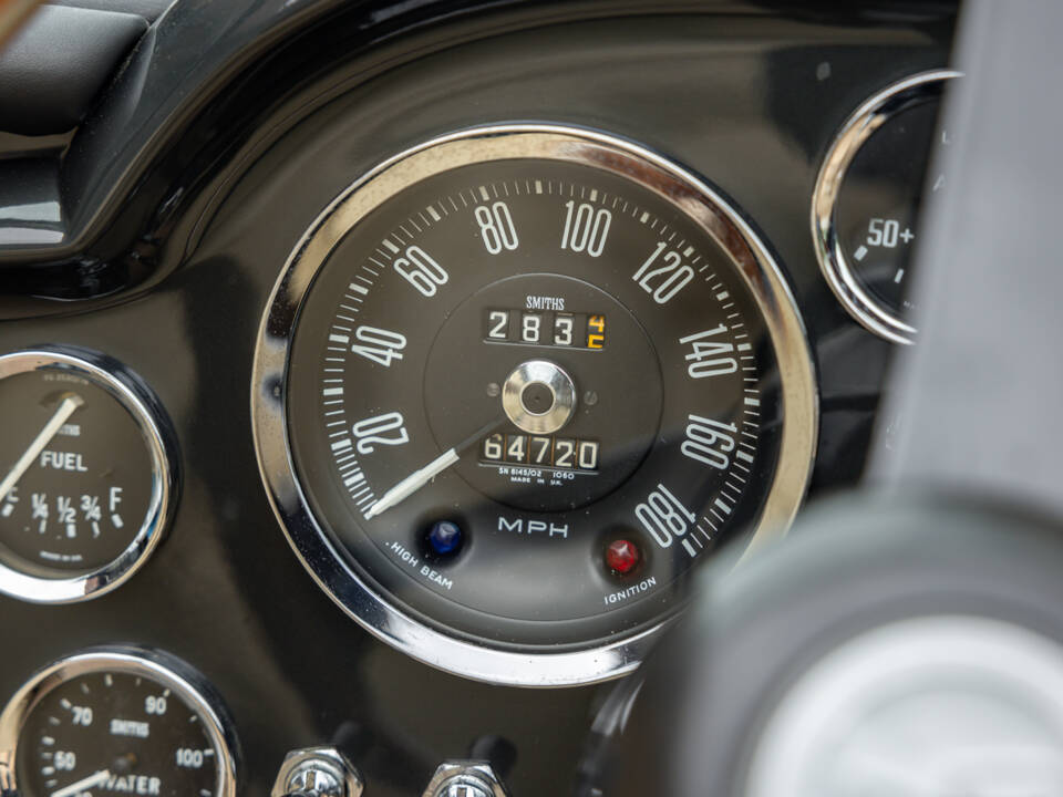 Immagine 18/57 di Aston Martin DB 6 Volante (1969)