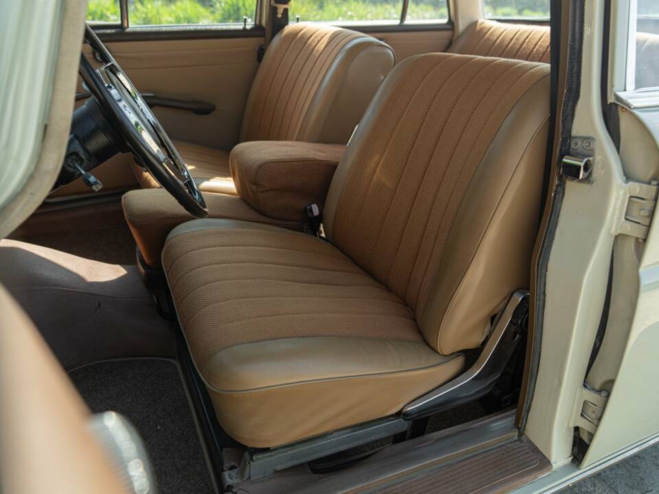 Image 31/50 of Mercedes-Benz 200 (1966)