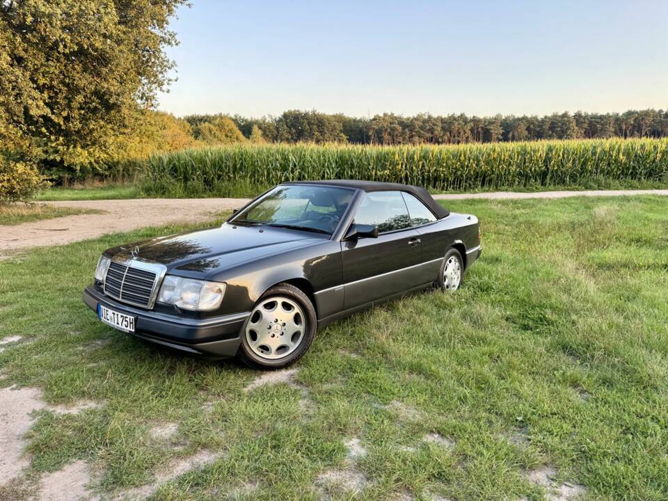 Image 4/8 de Mercedes-Benz 300 CE-24 (1993)