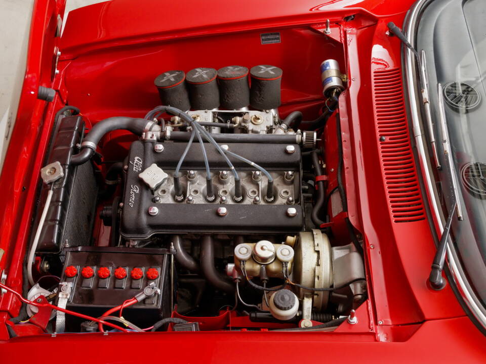 Image 21/30 of Alfa Romeo Giulia GT 1300 Junior (1974)