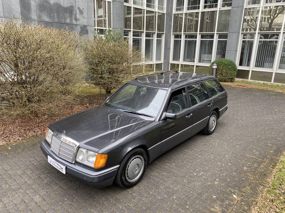 Image 3/24 of Mercedes-Benz 250 TD (1991)