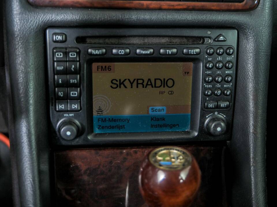 Image 24/50 of Mercedes-Benz CLK 430 (1999)
